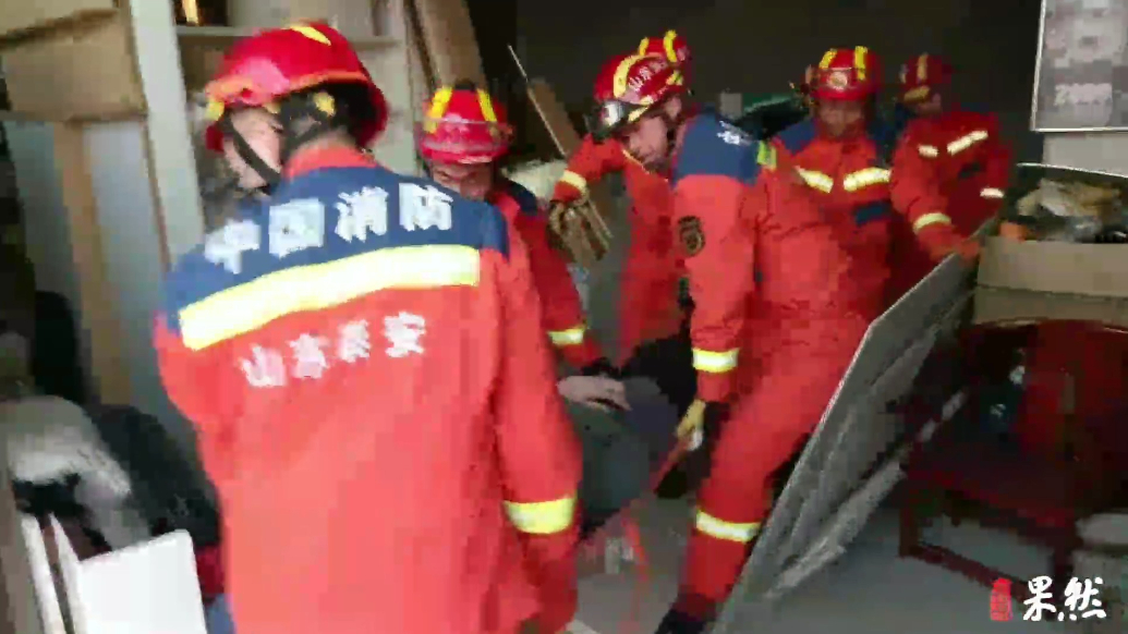 果然视频|男子被三合板压住无法脱身，消防员到场帮其脱困