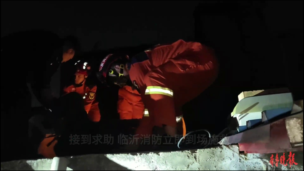 果然视频|老人酒后醉卧房顶，众人合力施救