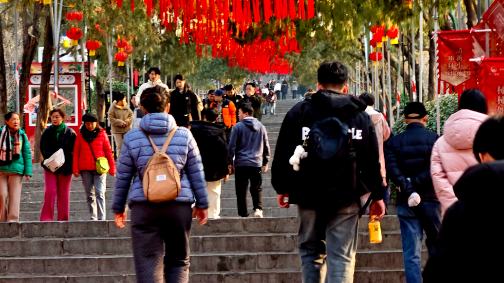 果然视频|雨水节气乍暖还寒，大批济南市民登山赏景     