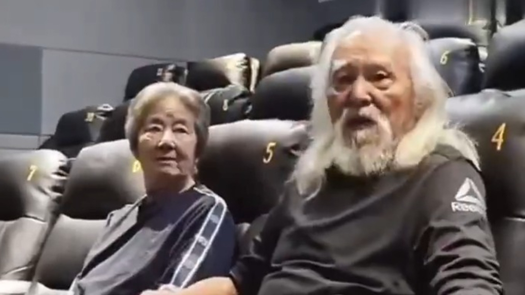 “无量仙翁”来看《哪吒2》啦！89岁王德顺携妻子看得津津有味