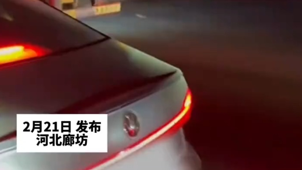 河北廊坊，货车上高速前被人拦截，对方声称货车超载要报警