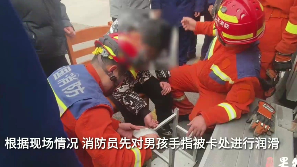 果然视频|男孩手卡凳腿孔洞中，消防员三分钟帮其脱困