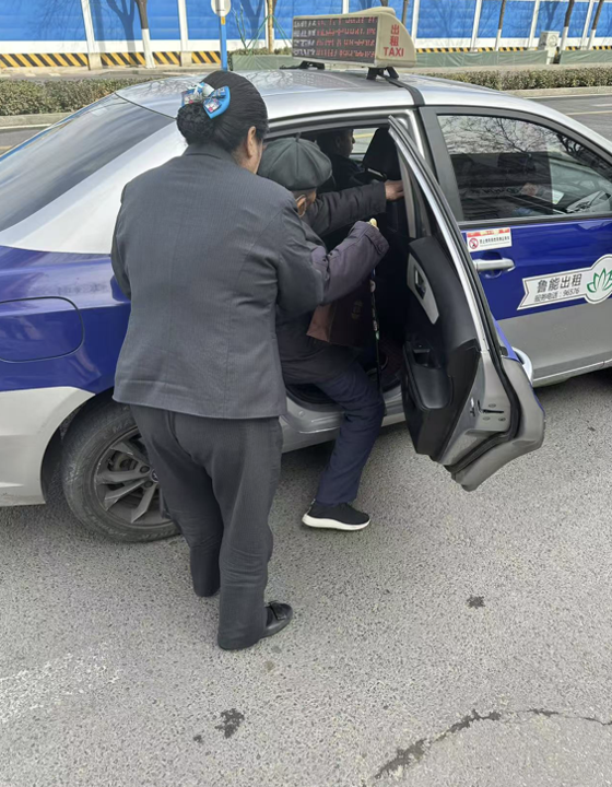 农行济南历下支行营业部：暖心服务化解老人办卡难题