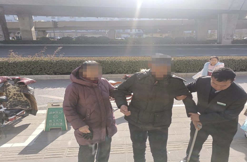 农行济南历城支行：行动不便老人办完业务，他们这样做.....