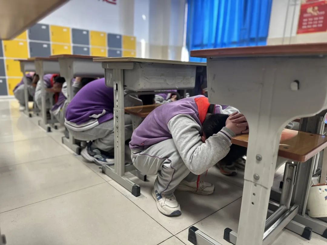 井然有序!济南高新区稼轩小学地震演练上演"教科书式"疏散