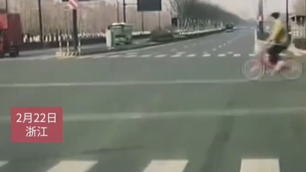 男子骑自行车过马路时，前轮不慎“卡路里”当场摔下！