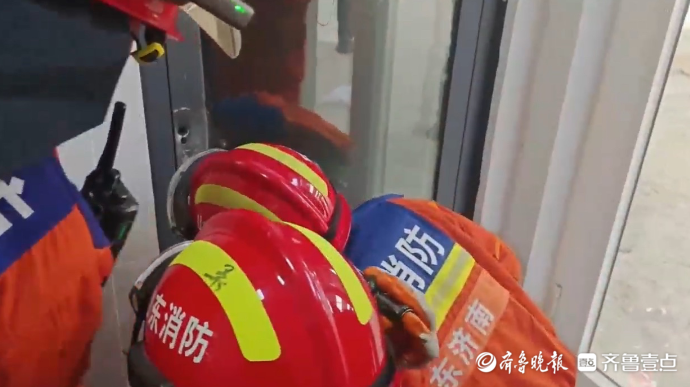 果然视频|女子疑因门锁损坏被困公厕，消防员到场帮其“开”门
