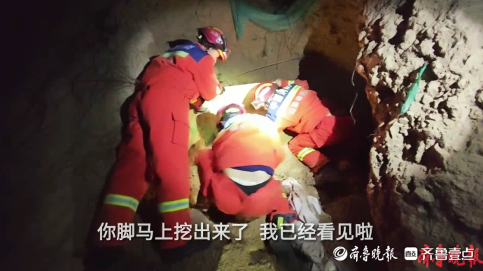 果然视频|男子因土坑坍塌致腿部被埋压，消防员挖土救人