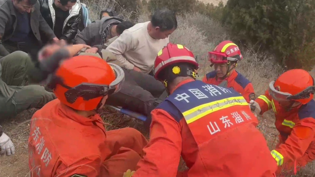 果然视频|男子上山挖树根不慎摔伤，众人历时半小时将其救下