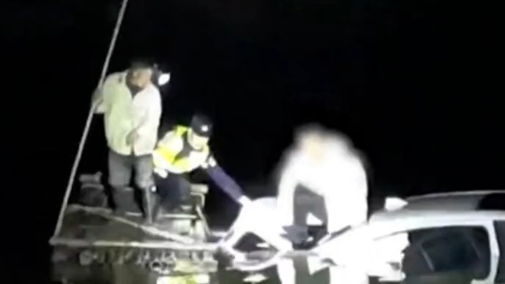 男子深夜驾车不慎冲进水塘，仅剩车顶露出水面，危急时刻他们来了！