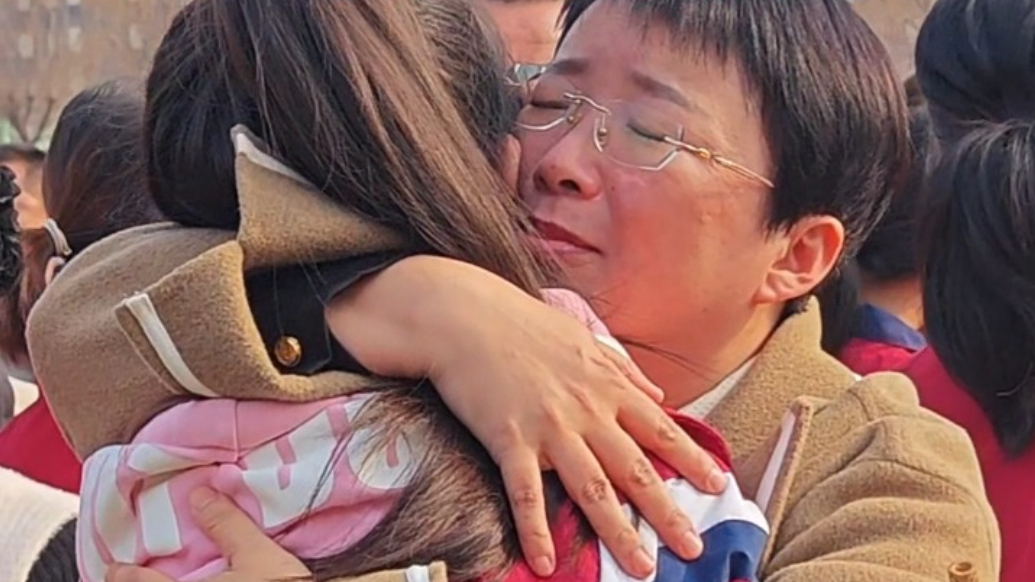 果然视频丨“爸爸妈妈辛苦了”，泰安一高中举办家校共育大会，学生与家长深情相拥