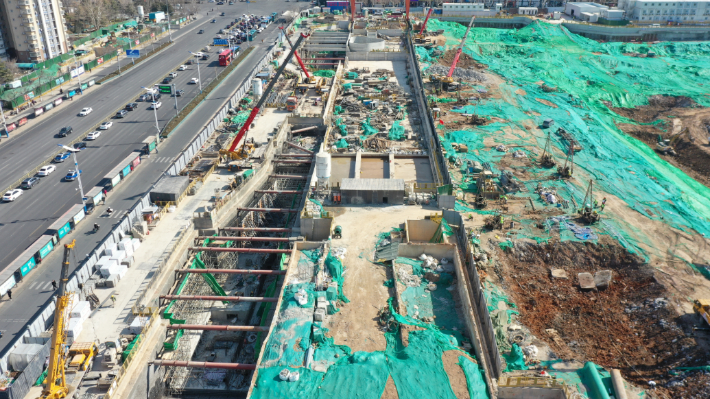 果然视频|航拍济南地铁4号线千佛山站，施工已进入后期工序