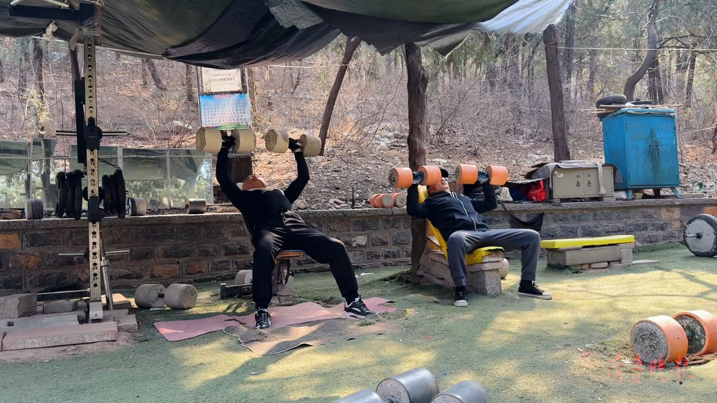 果然视频|享受初春暖阳 ，英雄山“野生健身房”一片热火朝天