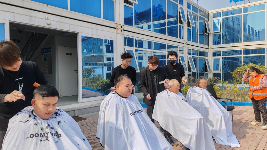 果然视频丨爱心义剪进工地，温暖从“头”开始