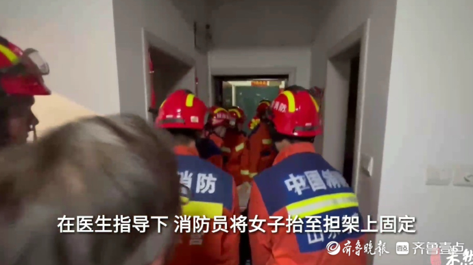 果然视频|女子发病被困家中，五名消防员合力将其抬下四楼
