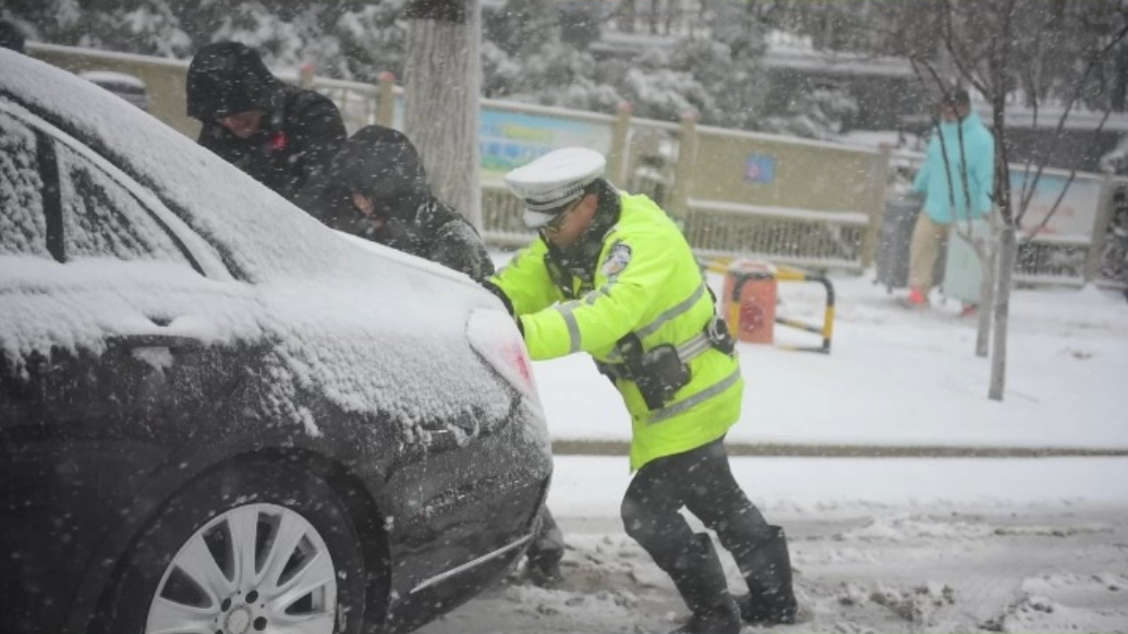 果然视频丨济南“三月飞雪”气温骤降，交警全警上岗迎战暴雪