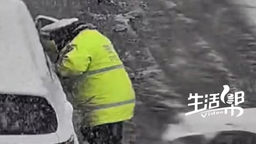 交警大雪中变身“推车侠”，感谢你们风雪中的守护