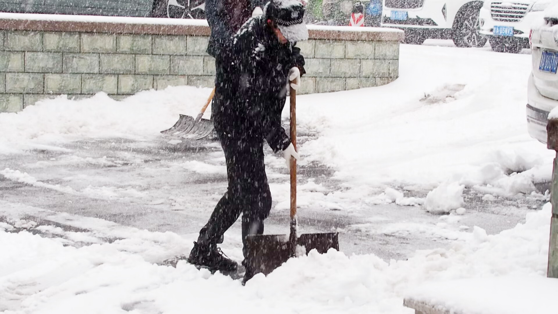 保障业主顺利出行，小区物业及时清扫“门前雪”