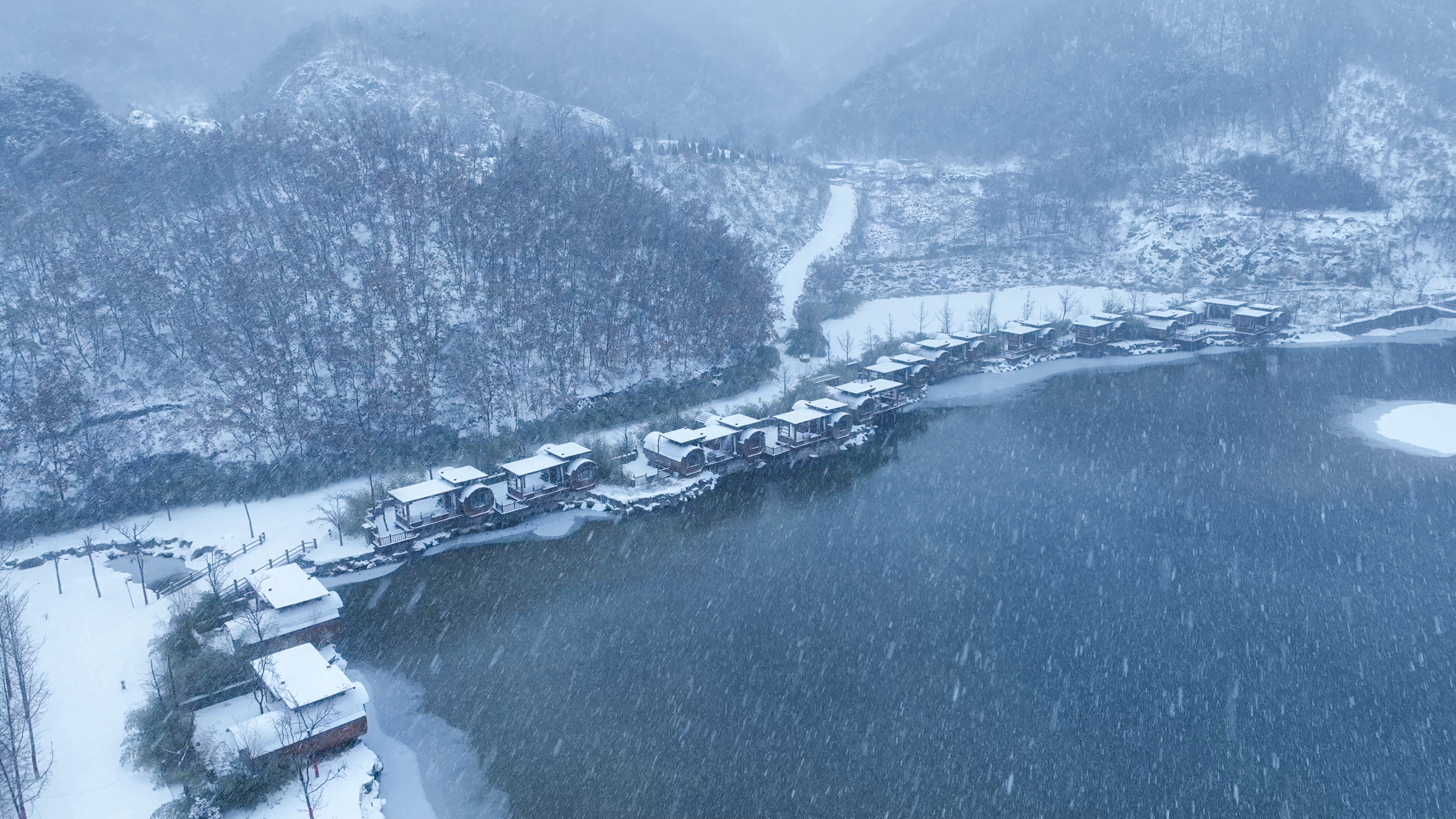 银装素裹九如山，踏雪寻梦童话间