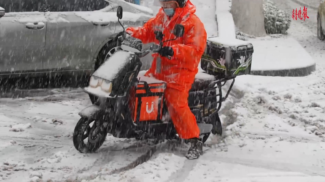 果然视频|济南暴雪道路湿滑，车轮易打滑，务必谨慎行驶