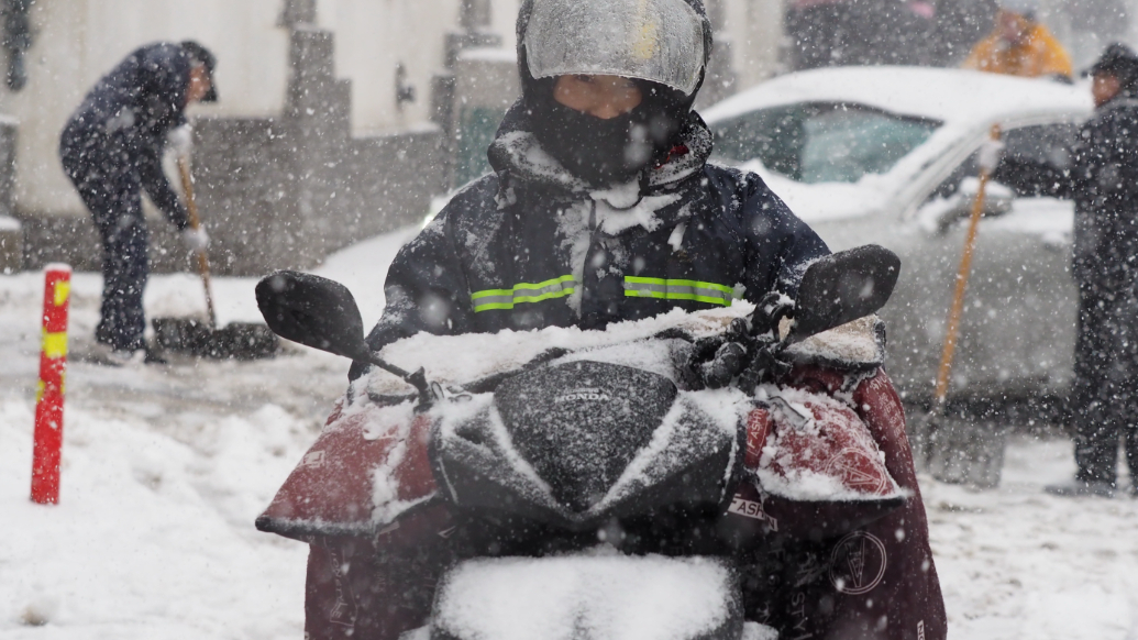 果然视频|济南迎暴雪寒潮天气，行人大风大雪中路滑难行