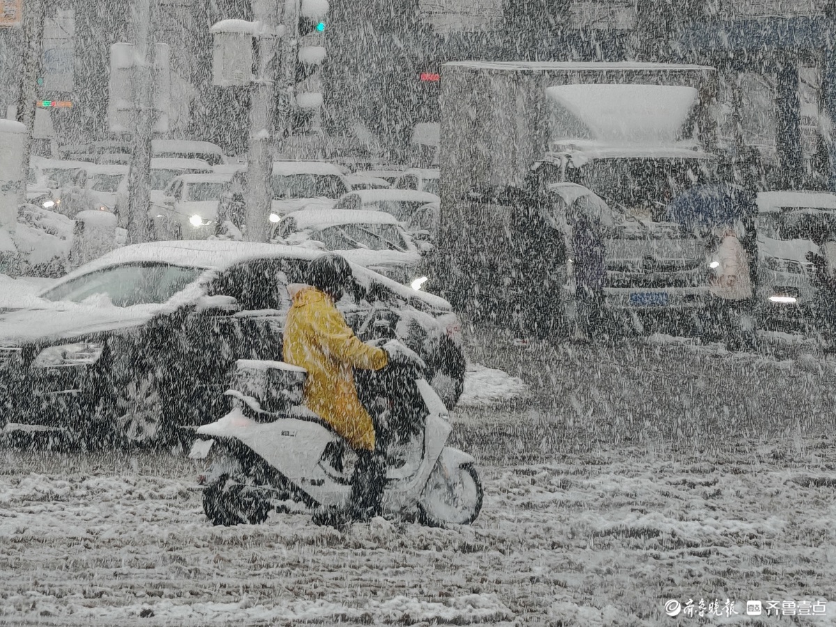 济南迎来暴雪，市民出行小心翼翼