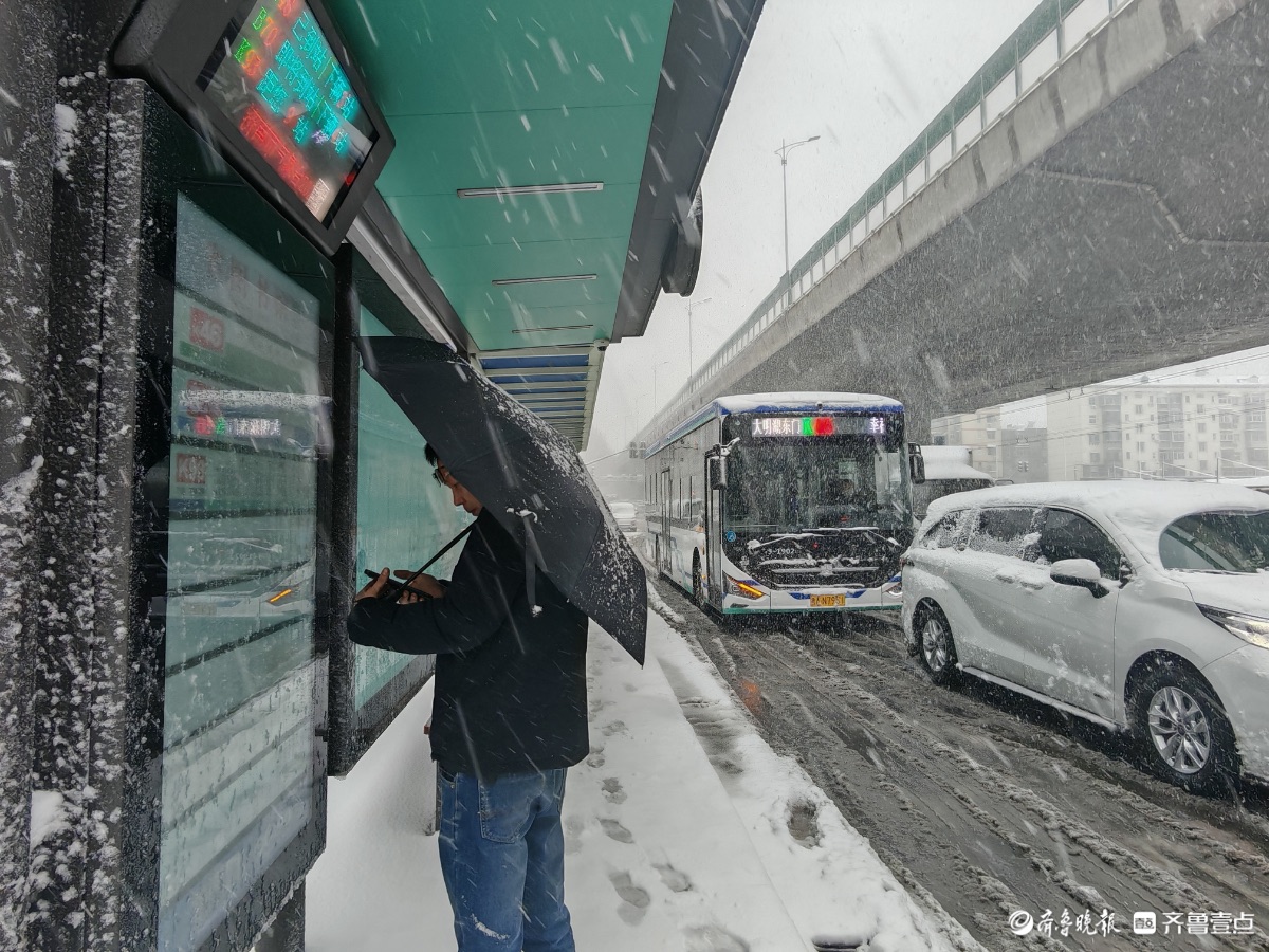 济南迎来暴雪，市民出行小心翼翼