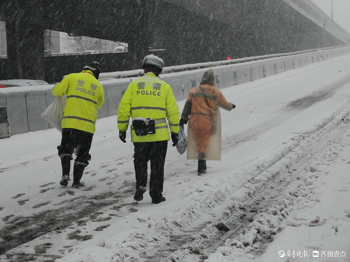 济南迎来暴雪，市民出行小心翼翼