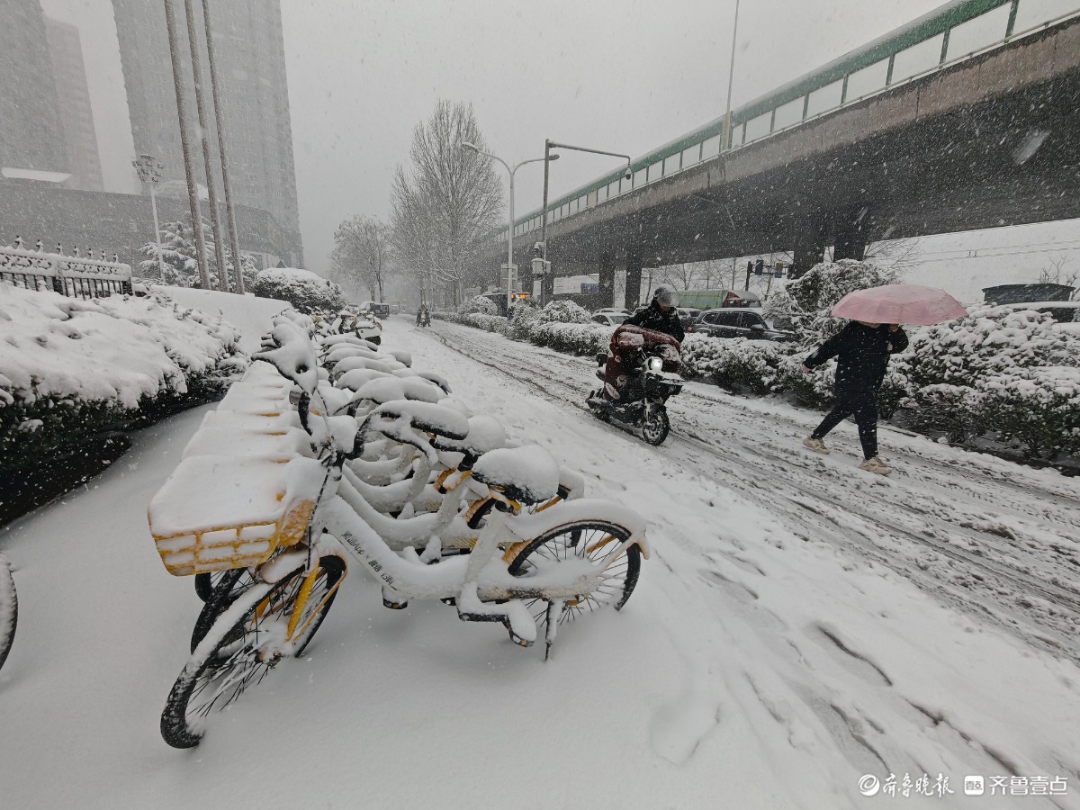 济南迎来暴雪，市民出行小心翼翼