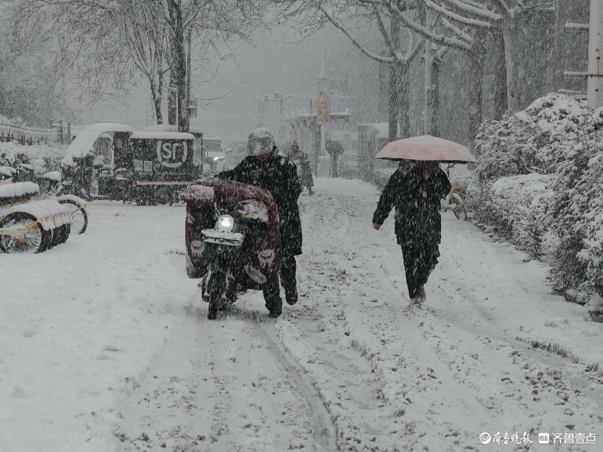 济南迎来暴雪，市民出行小心翼翼