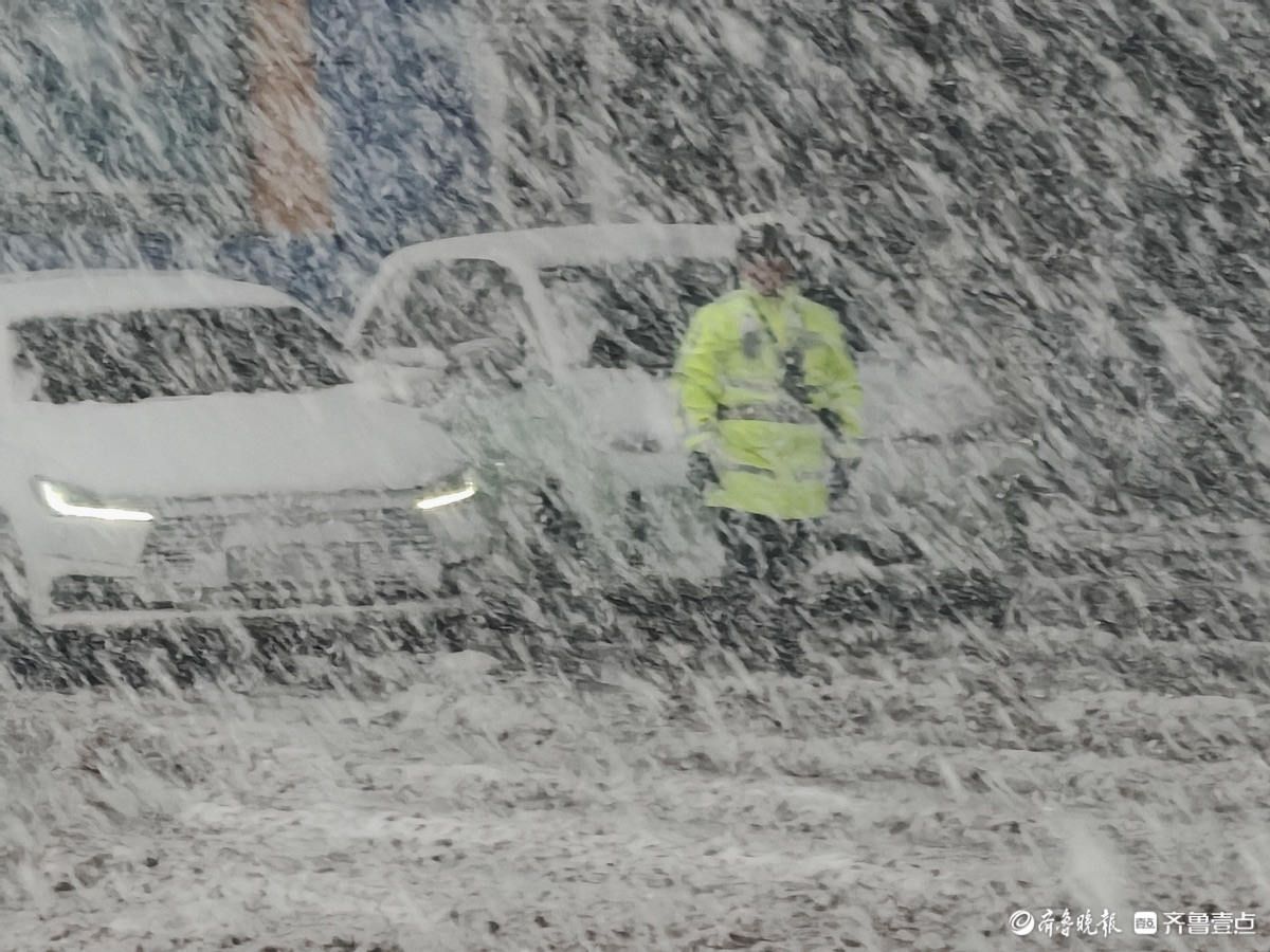 济南迎来暴雪，市民出行小心翼翼