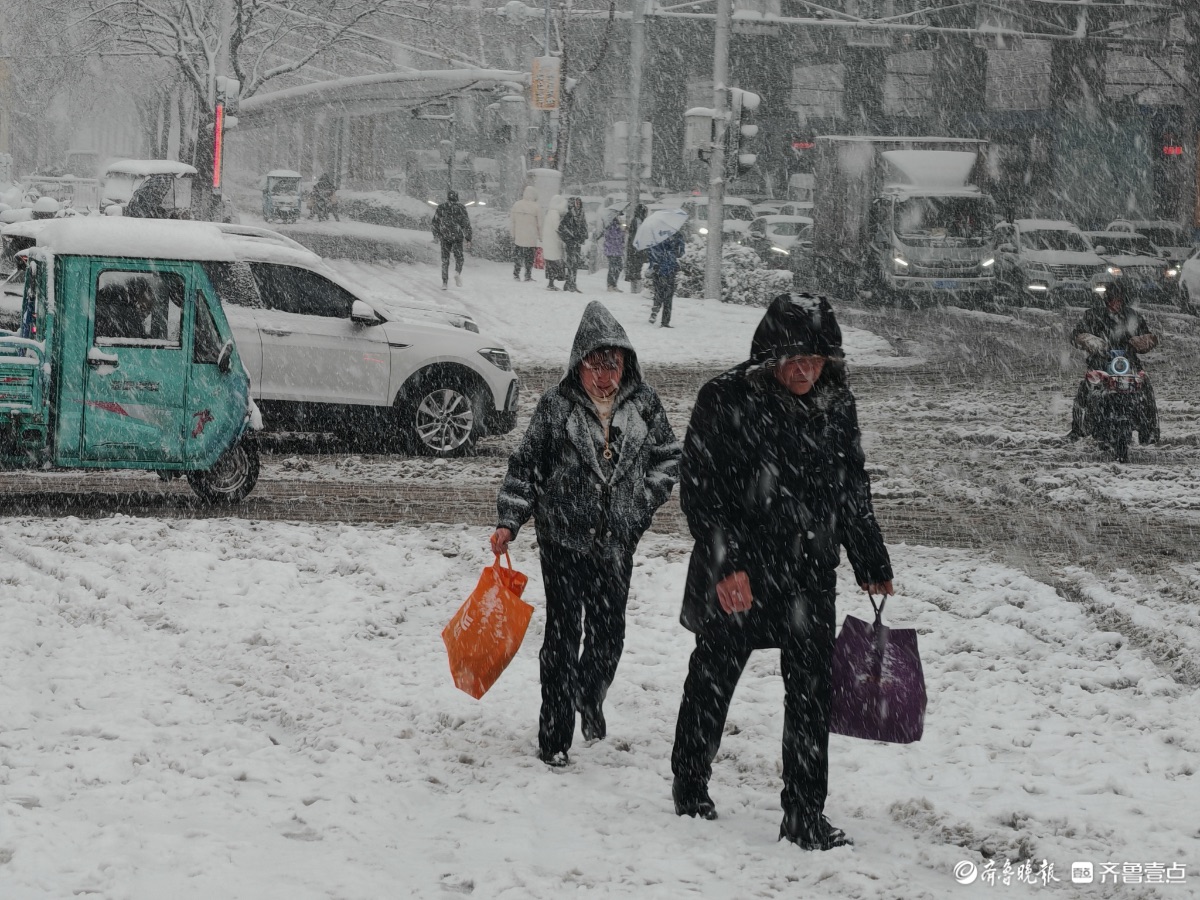 济南迎来暴雪，市民出行小心翼翼