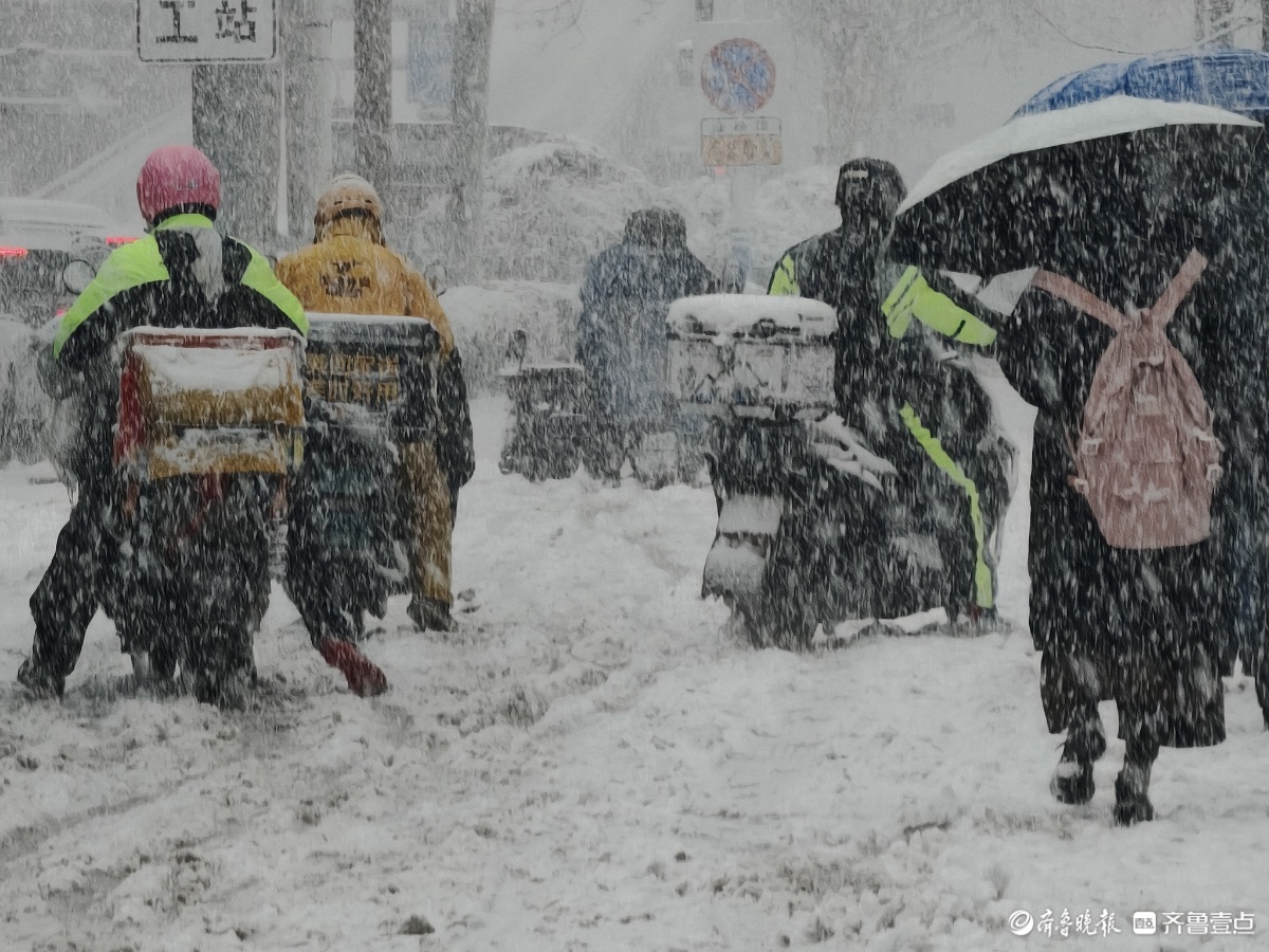 济南迎来暴雪，市民出行小心翼翼