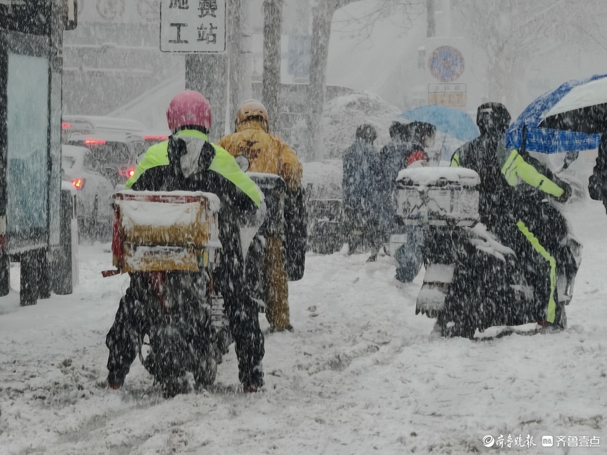 济南迎来暴雪，市民出行小心翼翼