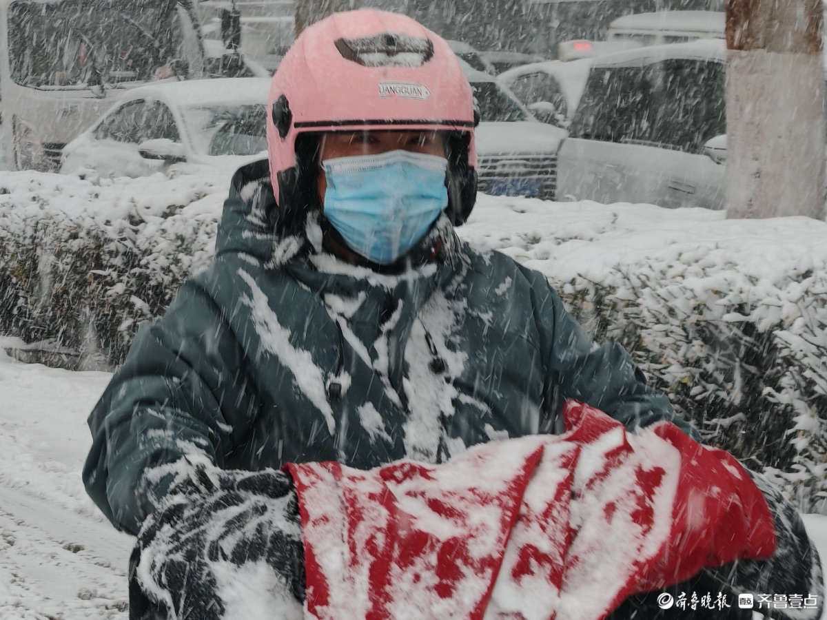 济南迎来暴雪，市民出行小心翼翼