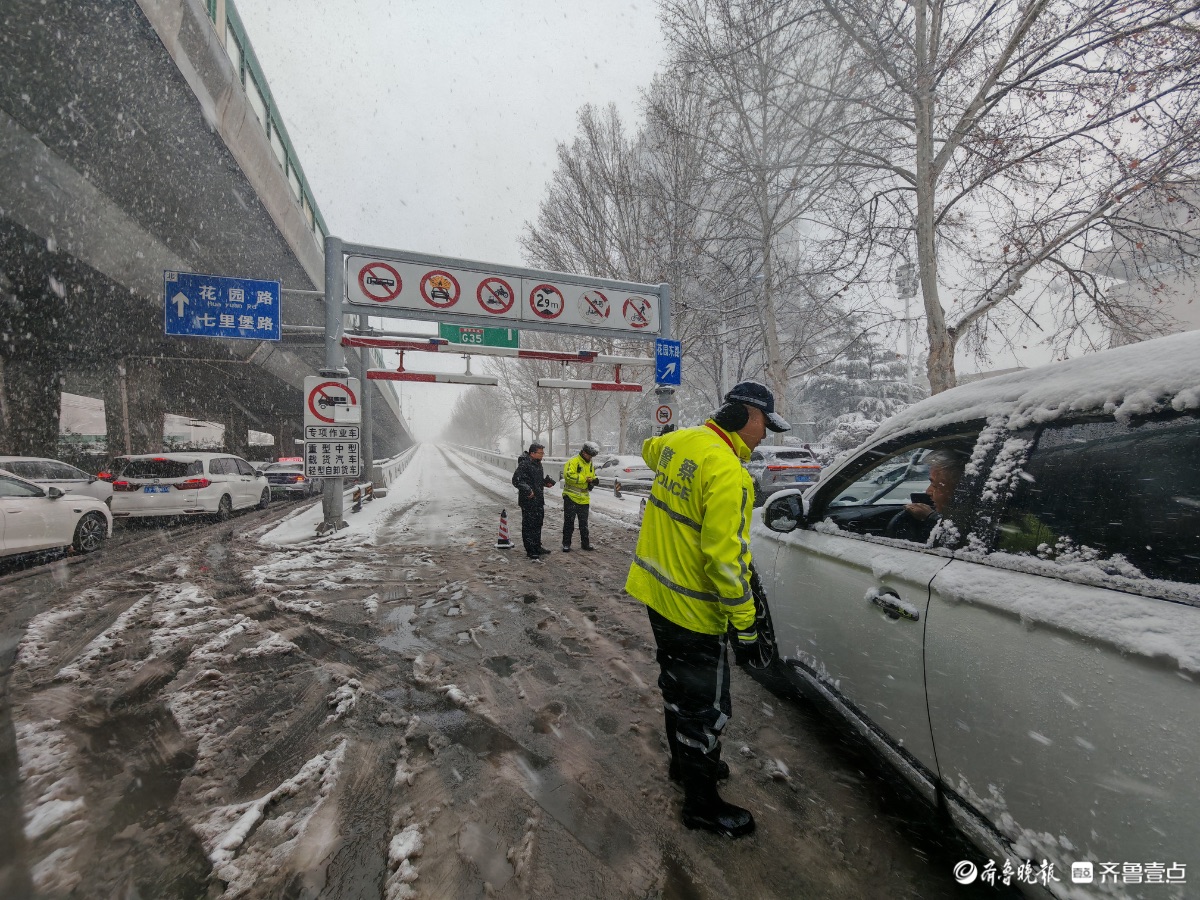 济南迎来暴雪，市民出行小心翼翼