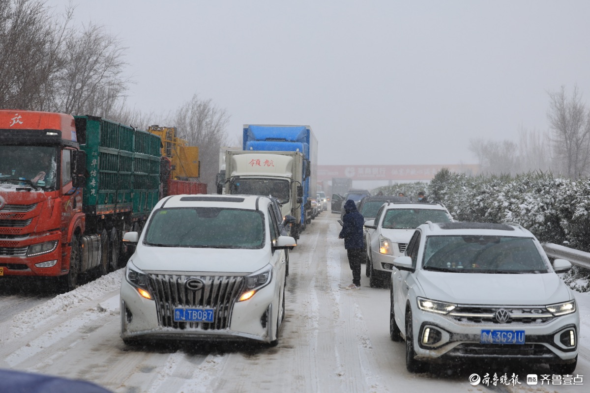 济南遭遇雨雪天气，高速公路积雪结冰行车注意安全