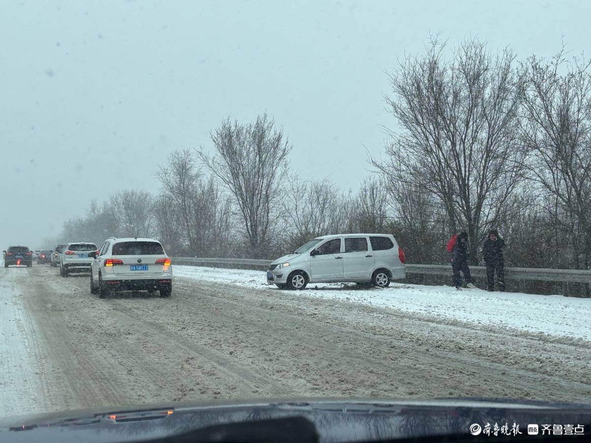 济南遭遇雨雪天气，高速公路积雪结冰行车注意安全