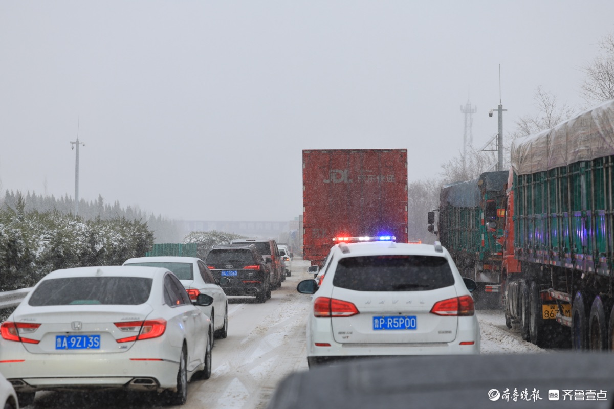 济南遭遇雨雪天气，高速公路积雪结冰行车注意安全