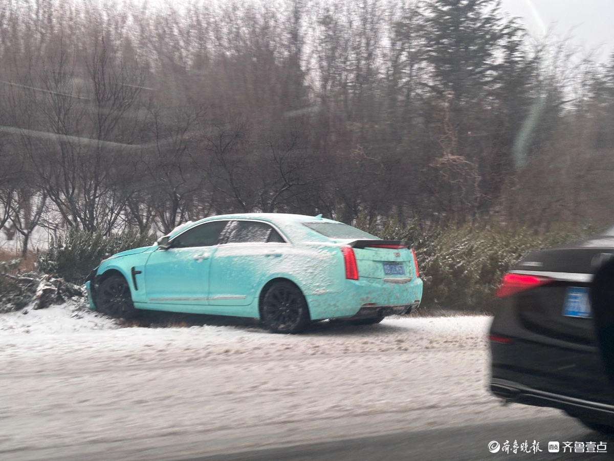 济南遭遇雨雪天气，高速公路积雪结冰行车注意安全
