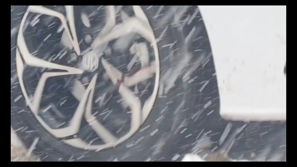 果然视频|济南暴雪道路结冰红色预警，行人出行需谨慎
