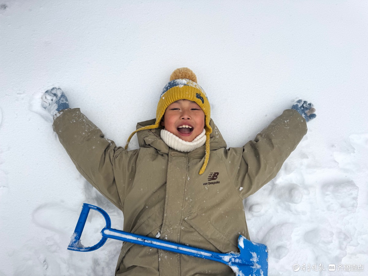 济南周末迎来暴雪，小朋友雪里欢