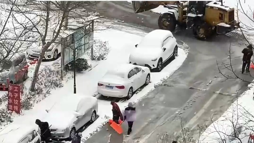滨州一小区物业全员冒雪出动，为居民铲出绿色通道