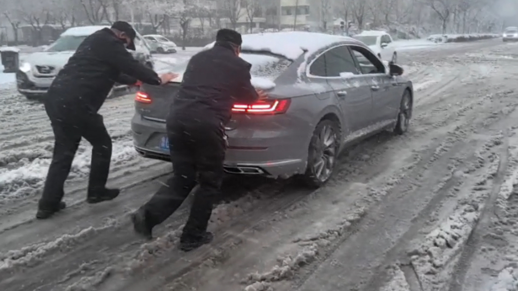 果然视频｜大雪突降，潍坊寿光公安即刻开启“战雪模式”