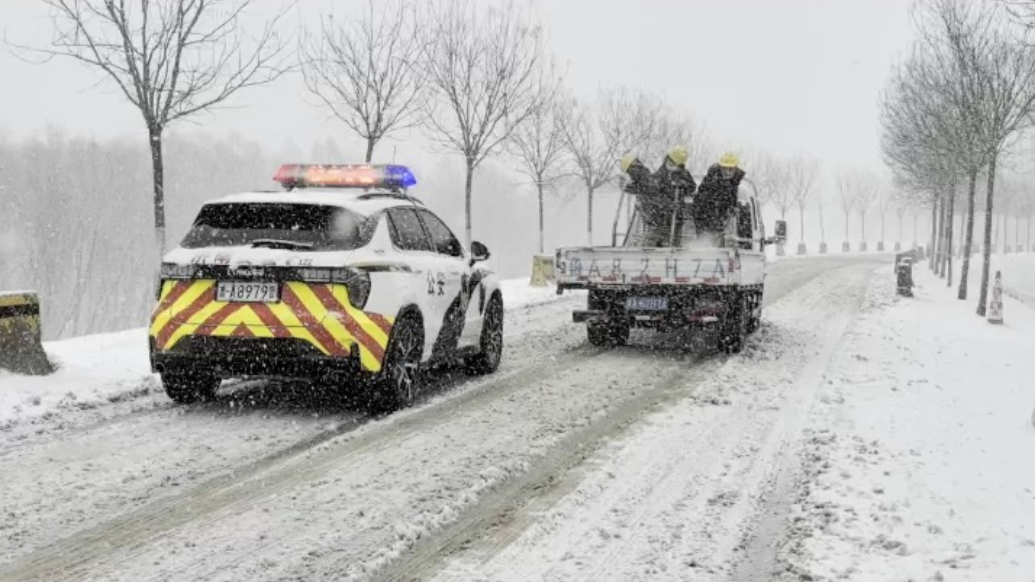 果然视频丨降雪持续！济南市区部分路段采取交通管制措施