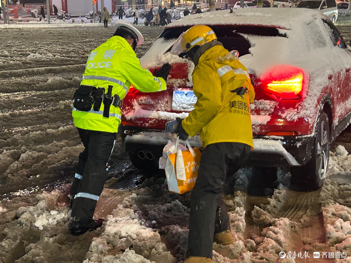警民合力，帮被困车辆脱困