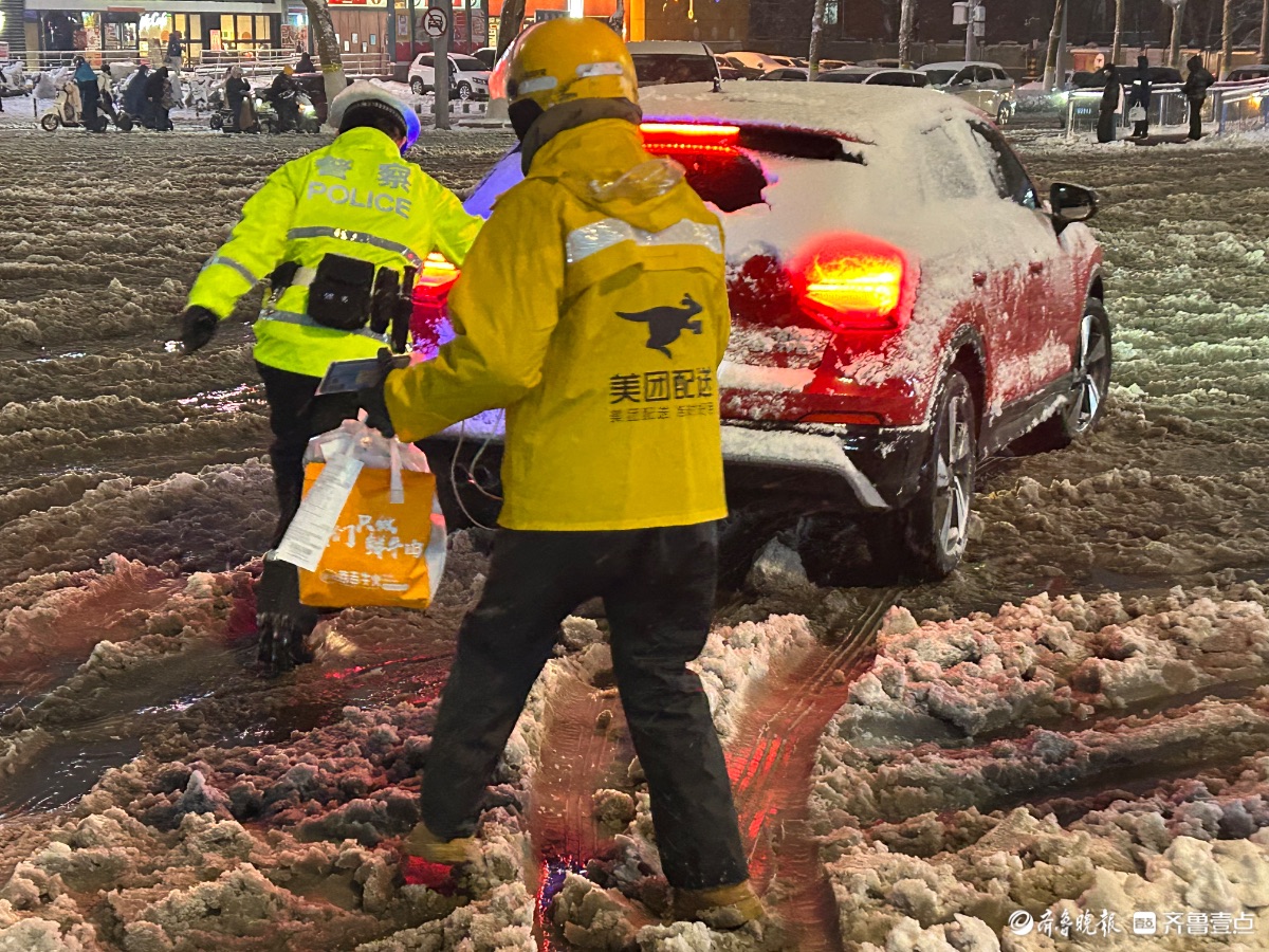 警民合力，帮被困车辆脱困