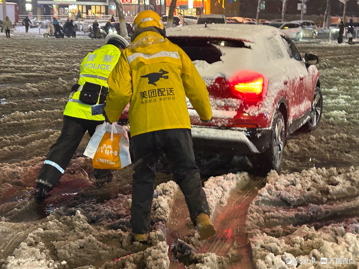 警民合力，帮被困车辆脱困