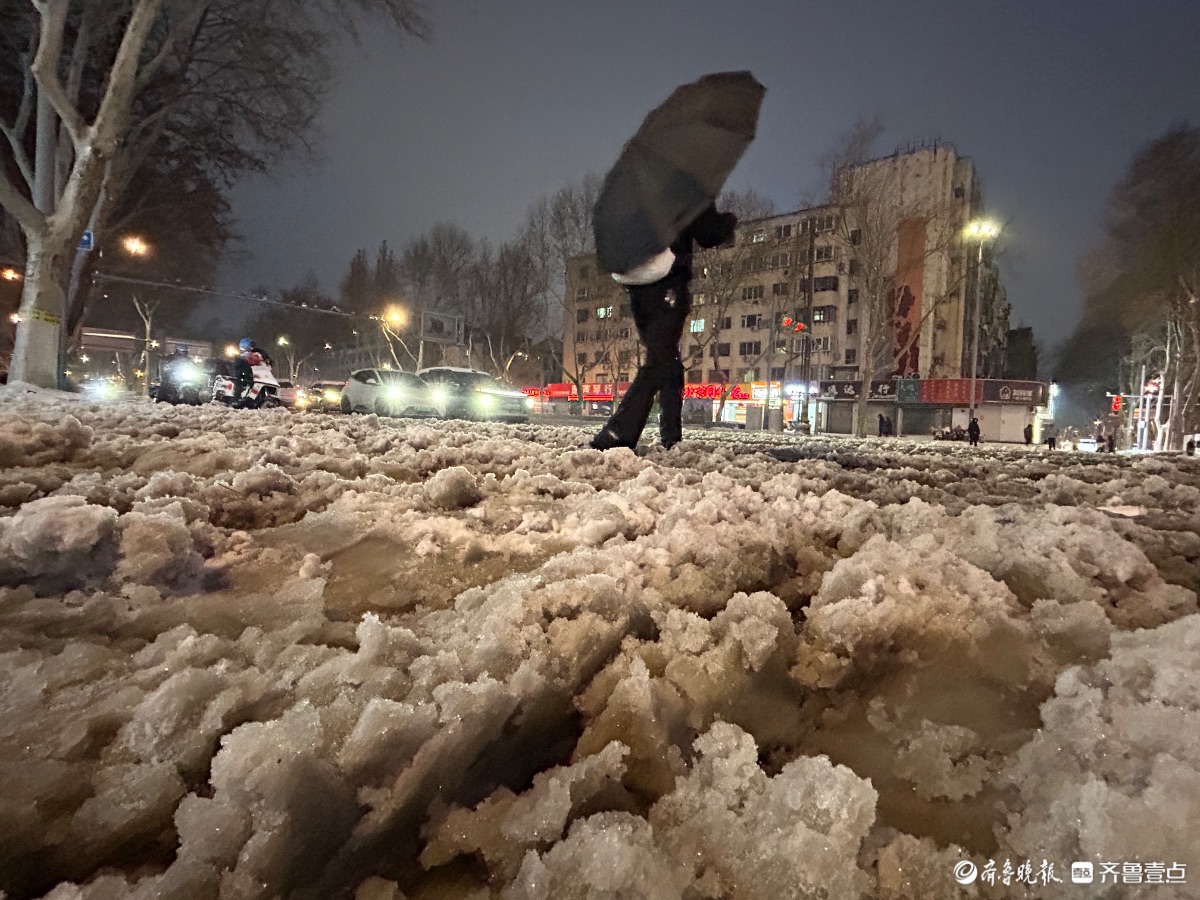 路面冰雪厚，市民扫雪忙     
