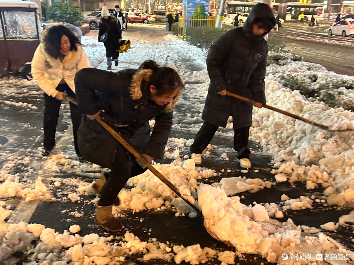 路面冰雪厚，市民扫雪忙     